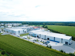 Luftaufnahme des Firmengeländes an der Industriestraße in Weeze. (Foto: Wystrach)