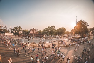 The Madness-City: 80.000 Bürgerinnen und Bürger bevölkern und erkunden die liebevoll gestaltete Parookaville-City 2018. (©Julian Huke)
