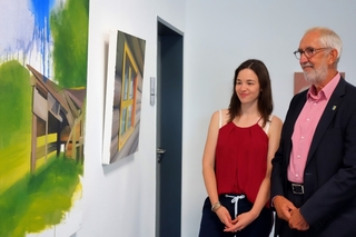 von links nach rechts: Die junge Künstlerin Hanna Feegers und der stellvertretende Bürgermeister Rolf Hörster bei der Ausstellungseröffnung am vergangenen Sonntag
