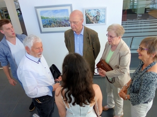 Ein reger Austausch bei der Ausstellungseröffnung 'Am Niederrhein, bei uns und anderswo' im Weezer Rathaus am vergangenen Sonntag