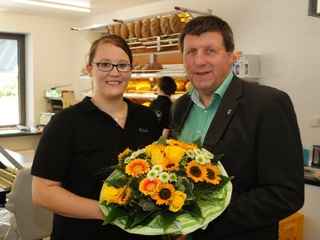 Christina Wilbers bei der Eröffnung des Kaufladens der Wember mit Bürgermeister Ulrich Francken