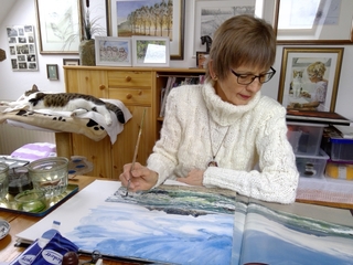 Die Künstlerin Hiltrud Heimann bei ihrer Arbeit in ihrem heimischen Wohnzimmer