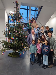 Geschmückter Weihnachtsbaum im Weezer Rathaus