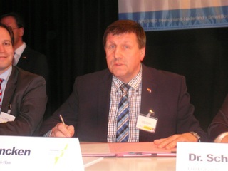 Euregio-Vorsitzender Ulrich Francken unterschreibt die INTERREG-Vereinbarung (Foto: Euregio Rhein-Waal)