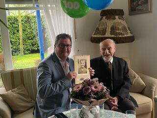 Bürgermeister Georg Koenen gratuliert Herbert Müller zu seinem 100. Geburtstag
