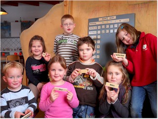 : Kinder vom Kindergarten Kieselstein in Wemb vor der Kinder-Wetter-Station, die unter Anderem aus der Spende der Kegel-Ortsmeisterschaft 2009 beschafft werden konnte.