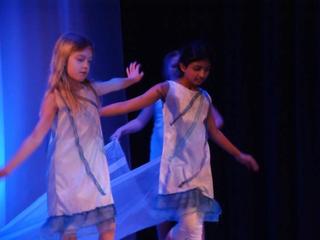 Im Kevelaerer Bühnenhaus präsentierten die Kinder unter Leitung der beiden Tanzpädagoginnen Ella Lichtenberger und Elke Welz-Janssen vor fast 400 Gästen Choreographien zu verschiedenen Farben und Musikrichtungen