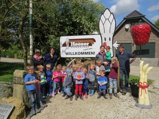 Anfang Mai wurden die Kinder und Erzieher/innen des Kindergartens Kieselstein herzlich auf dem Spargelhof der Familie Janssen/Angenendt begrüßt