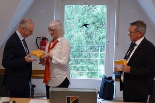 Karin Kammann verabschiedet den bisherigen Vorsitzenden Johannes van Hall (links) und den bisherigen Kassierer Heinz Schwevers.