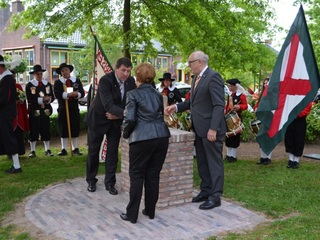 Bürgermeister der Gemeinde Weeze Ulrich Francken bei der Enthüllung des Denkmals