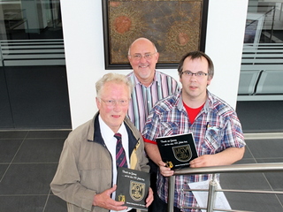von links nach rechts: Peter Hendricks, Karl Rütten und Bernd Lion präsentieren die Festschrift zum 100-jährigen Jubiläum des MGV 1913 Weeze im Rathaus der Gemeinde Weeze