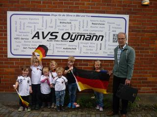 Die Kinder und Erzieher(innen) sowie die Feuerwehr möchten sich bei Firma AVS Oymann und dem Bürgerhaus Wemb für die tolle Unterstützung herzlich bedanken