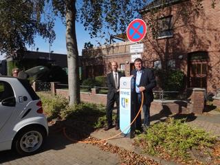 Bürgermeister Ulrich Francken und innogy Kommunalbetreuer Dirk Krämer tankten per Stromkabel einen E-Smart aus dem innogy Fuhrpark in Wesel