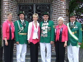 von links nach rechts: Ministerpaar Andrea und André Tewissen, Jubelpaar Nicole und André Tebest, Ministerpaar Gertrud und Heinrich Tebest