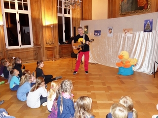Anfang Dezember 2018 war der Kinderliedermacher Klaus Foitzik zu Gast beim Weezer Familienkonzert auf Schloss Wissen und sorgte mit seiner Ente 'Pudding' für richtig gute Stimmung!