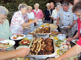 Das Alten- und Rentnergemeinschaft-Team hatte für ein reichhaltiges Grillbuffet gesorgt