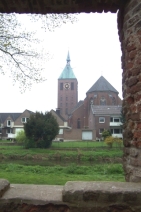 Die Pfarrkirche Sankt Cyriakus aus Sicht von Schloss Hertefeld