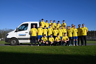 Anthony Tansley (mittlere Reihe 4. Person von rechts auf dem Foto) vom Trainerteam der C1-Jugend sponserte neue Warmmach-Shirts von seiner Firma Garten- und Landschaftsbau Tansley für die C1-Jugend des TSV Weeze.