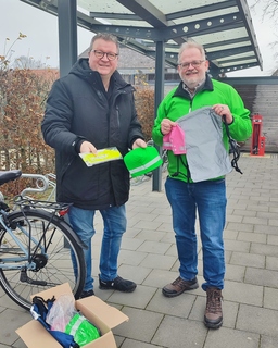 Bürgermeister Koenen nimmt vier Kisten für die Kindergärten der Gemeinde Weeze entgegen.