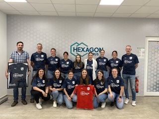 TSV Weeze Fußball Damen bedanken sich bei der Hexagon Purus Weeze GmbH