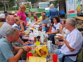 Den Aufruf zur bunten Tafel am Sonntag, dem 28. Juli 2019, zu kommen, sind einige Familien und Vereinsmitgliedern mit Tischen, Stühlen, Grills, Leckerem zu essen und zu trinken, Musikinstrumenten, Spielen etc. im Gepäck, gefolgt