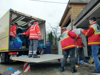 Auch in Weeze sammelt das örtliche Rote Kreuz zwei Mal im Jahr die Altkleider in einer Straßensammlung ein. Der Erlös kommt dem Jugendrotkreuz zugute
