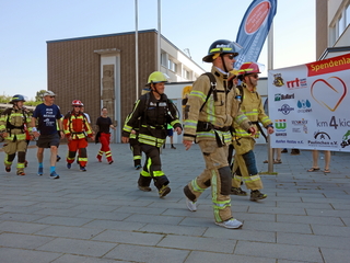 Eine Gruppe von Feuerwehrleuten, darunter auch einige Weezer, macht mit bei einem Charity-Marsch von Weeze nach Krefeld