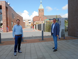 Geschäftsstellenleiter der Provinzial-Versicherung Kai Ingenbleek und Bürgermeister Georg Koenen