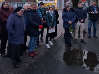 Zum 75. Jahrestag des Konzentrationslagers Auschwitz fand am 27.01.2020 eine Gedenkfeier entlang der Stolpersteine statt
