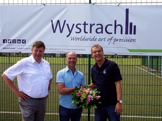 Jochen Wystrach (Mitte) gratuliert im Beisein von Bürgermeister Ulrich Francken (links) dem 1. Vorsitzenden des TSV Weeze, Willi Halmanns, zum runden Vereinsjubiläum (Bildnachweis: Wystrach)