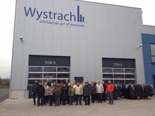 Gemeinsam mit der Leitung der Feuerwehr besichtigten die Mitglieder der Ehrenabteilung und ihre Frauen den ortsansässigen Betrieb Wystrach GmbH