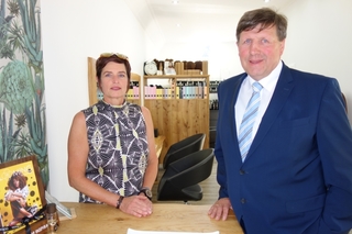 Bürgermeister Ulrich Francken besuchte neulich Frau Petra Schurer im Rahmen eines Firmenbesuches und konnte vor Ort die neuen Räumlichkeiten der Stylistin bewundern