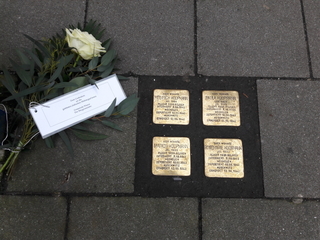 Anlässlich des bundesweiten Holocaust Gedenktages, am Montag, dem 27. Januar, wird in einer Zeremonie entlang der Stolpersteine in Weeze der Opfer des 2. Weltkrieges gedacht