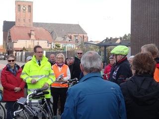 Johannes Look von der Polizeidienststelle in Kleve erklärt den 65 Teilnehmern alles rund um sicheres E-Bike fahren und fahren in der Gruppe