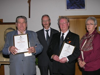 von links nach rechts: Günter Kocken, Jubilar 60 Jahre, Johannes van Hall, Vorsitzender, Peter Hendricks Jubilar 60 Jahre, Hannelie Zaers, stellvertretende Vorsitzende