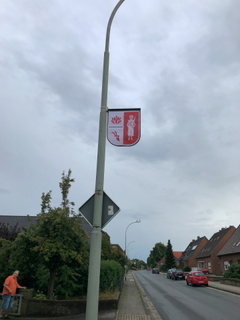 In diesem Jahr wird die Straße 'Auf der Schanz' mit den neuen Laternenflaggen des Ortsteiles geschmückt. Diese werden dauerhaft hängen bleiben und die Ortsdurchfahrt verschönern
