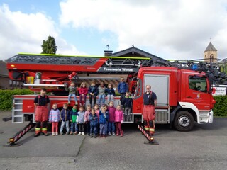 Kinder besuchen die Feuerwehr in Weeze