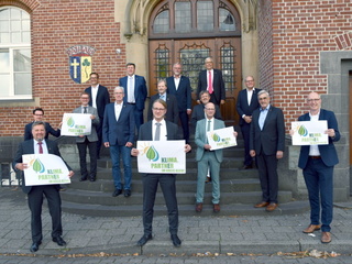 Fabian Tenk (2. von links, EnergieAgentur.NRW), 14 Bürgermeister des Kreises Kleve; es fehlen Dr. Britta Schulz (Kalkar) und Sonja Northing (Kleve)