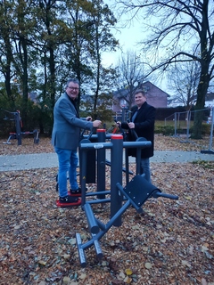 Bürgermeister Georg Koenen und Sven Langenberg (Sportverein Rot Weiß Germania Wemb) präsentieren neue Outdoor Fitnessgeräte