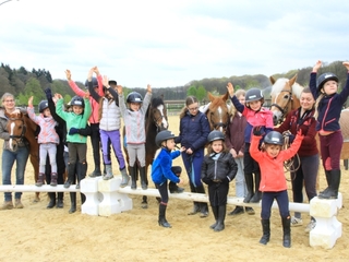 Die Kinder und Ponys sind glücklich und zufrieden nach so tollen Osterferien im Pferdestall!