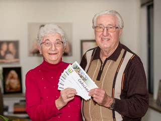 Annemarie und Theodor van Wickeren haben sich über den Gutschein-Gewinn in Höhe von 250 € riesig gefreut