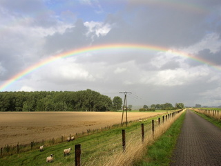 Ein herrlicher Regenbogen über typisch niederrheinischer Landschaft: Dieses Motiv wurde von Leni Wardemann eingesendet
