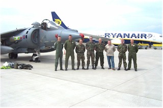 Kampfjet mit Ryanair-Maschine und Piloten im Vordergrund
