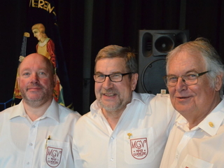'Neuaufnahme MGV' von links nach rechts : Manfred Tissen (1. Vorsitzender), Josef Lenzen, Willi Lenzen)