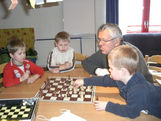 Ganz fasziniert vom Schachspiel (von links nach rechts): Fynn Simons, Enrico Zinn, Schachlehrer Gerd Kempkes und Lukas Weyenberg (bei dieser Partei nicht dabei ist Lukas Janssen).