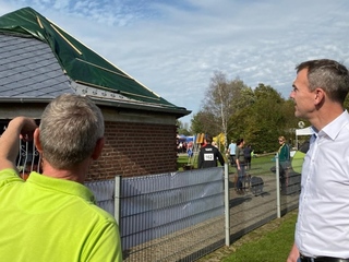 Wolfgang Feddema, Vorsitzender des Gebrauchshundsportvereins, zeigt Konrad Willemsen von der Stiftung die Arbeiten am Dach des Vereinsheims