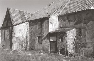 Old Chaplain’s House (Alte Kaplanei), view from the west (1982 and 1987). The married couple, Johannes and Johanna Kempkes, purchased the decayed building in 1982 and extensively restored it in a few years.