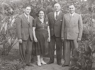 Ludwig Devries met zijn vrouw Jenny (meisjesnaam Gerson, uit Aldekerk), zijn zonen Horst (links, later George) en Albert (rechts), jaren veertig.