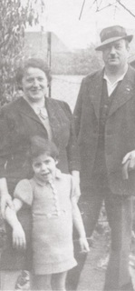 Max, Julie en Edith Devries in hun tuin, voor hun deportatie in 1942.