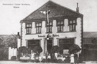Restauration Caspar Macherey, Postkartenansicht um 1910. Der Hausherr war Vorsitzender des Weezer Wirtevereins. Zu seinem Lokal gehörte auch eine traditionelle 'Bögelbahn'.
